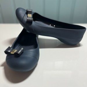 Navy Crocs size 8 with Bow EUC